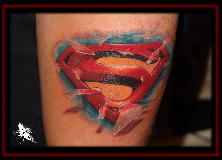 Tatuaje Brazo Superman Símbolo por Dark Art Tattoo