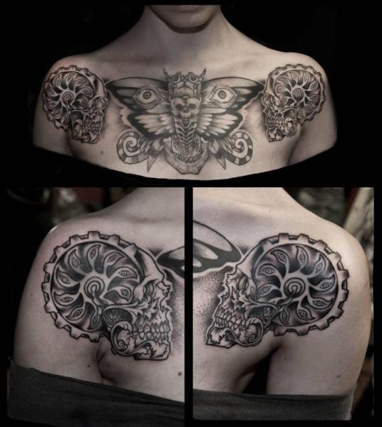 Schulter Totenkopf Dotwork Motte Brust Tattoo von Dark Art Tattoo