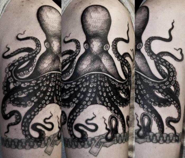 Tatuaje Hombro Dotwork Pulpo por Dark Art Tattoo