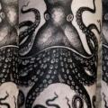 tatuaggio Spalla Dotwork Polpo di Dark Art Tattoo