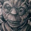 tatuaje Hombro Fantasy Yoda por Dark Art Tattoo