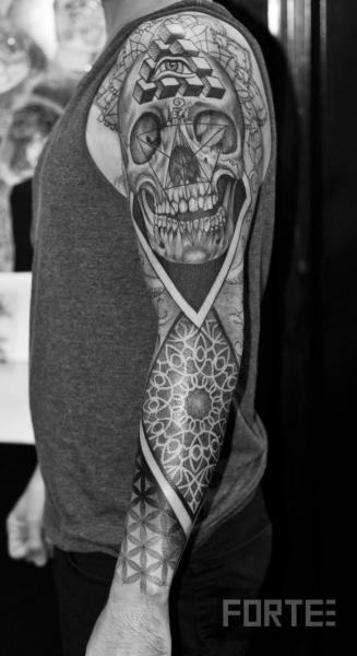 Tatuaje Brazo Cráneo Dotwork por Dillon Forte