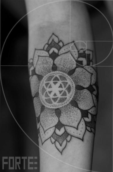 Tatuaje Brazo Dotwork por Dillon Forte
