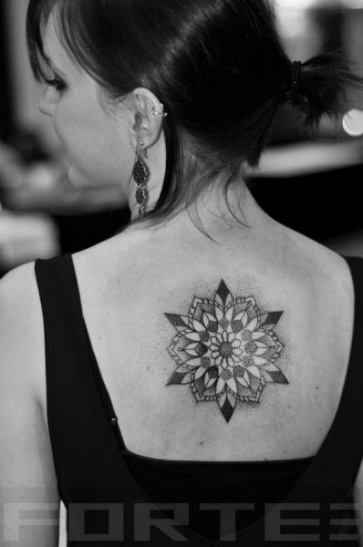 Tatouage Retour Dotwork par Dillon Forte