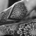 tatuaje Brazo Dotwork Geométrico por Dillon Forte