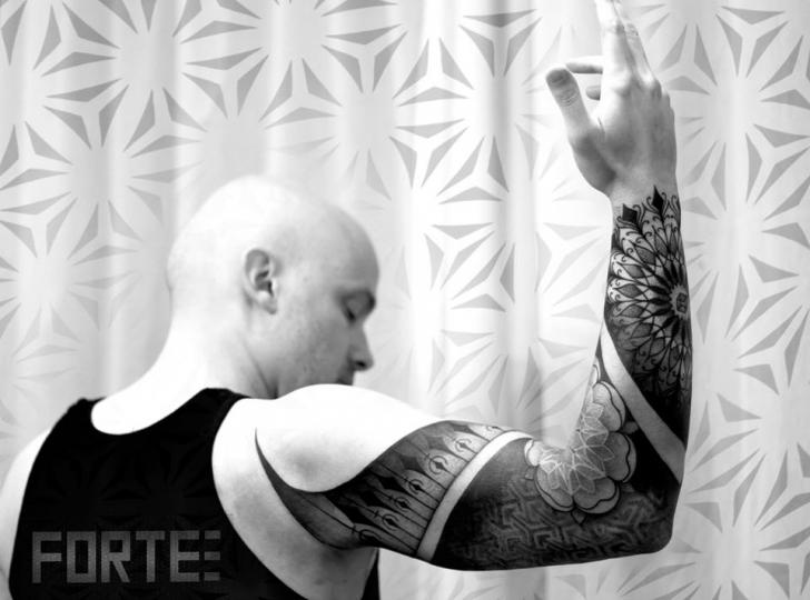Tatuaggio Braccio Dotwork di Dillon Forte