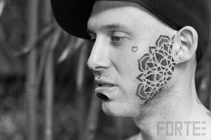 Gesichts Dotwork Tattoo von Dillon Forte