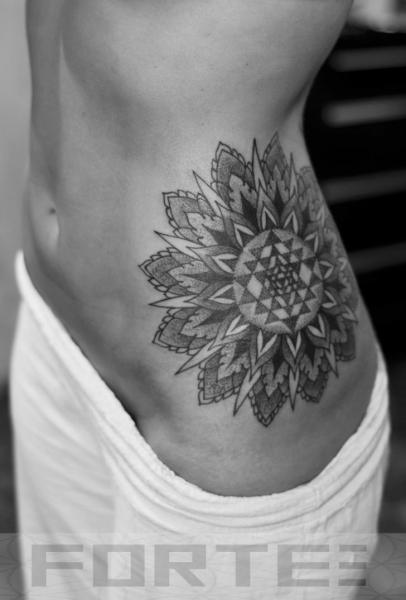 Tatuaje Lado Dotwork por Dillon Forte