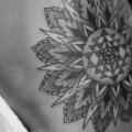 tatuaje Lado Dotwork por Dillon Forte