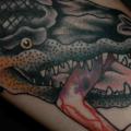 tatuaje Brazo Old School Dinosaurio por Chad Koeplinger