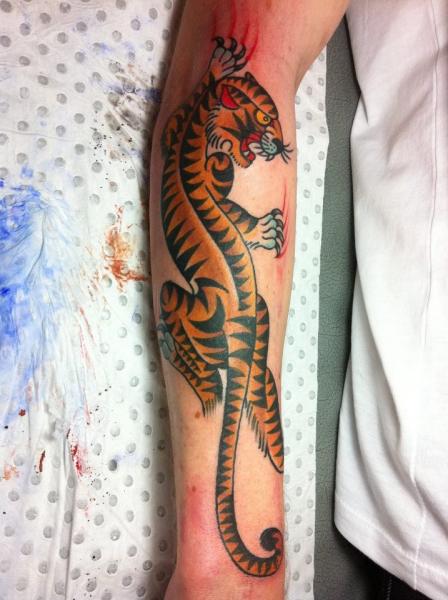 Tatuaje Brazo Old School Tigre por Chad Koeplinger