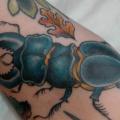 tatuaggio Braccio Scarabeo di Chad Koeplinger