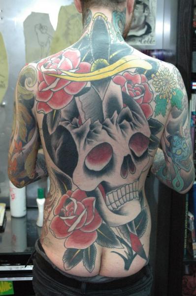 Tatuaje Old School Cráneo Espalda Culo Daga por Chad Koeplinger