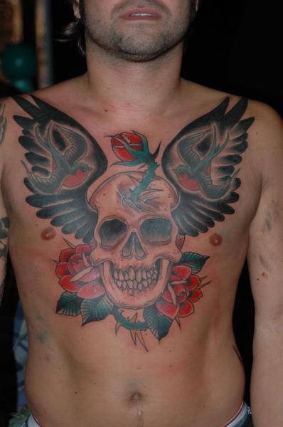 Tatuaje Pecho Old School Cráneo Alas por Chad Koeplinger