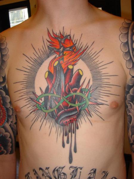Tatouage Coffre Cœur Religieux par Chad Koeplinger