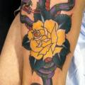 New School Schlangen Bein Blumen tattoo von Chad Koeplinger