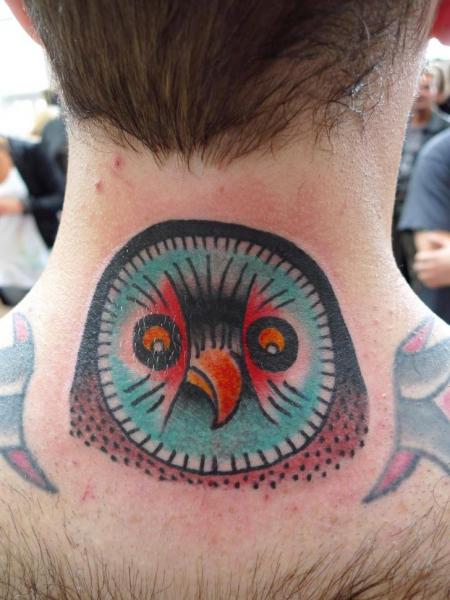 Tatuaż New School Szyja Sowa przez Chad Koeplinger