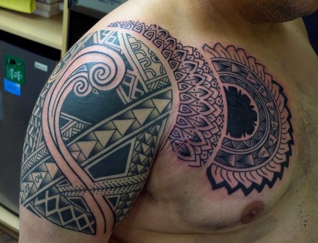 Schulter Brust Tribal Maori Tattoo von Chad Koeplinger