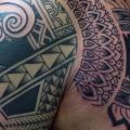 tatuaje Hombro Pecho Tribal Maori por Chad Koeplinger