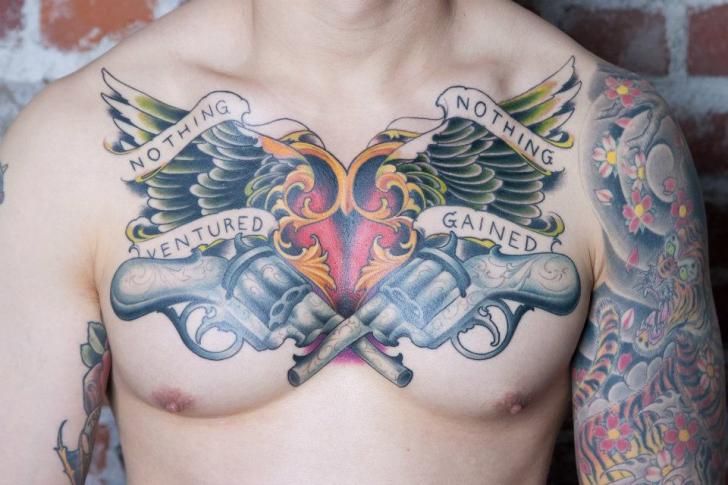 Tatuaż New School Klatka Piersiowa Serce Napisy Pistolet Skrzydła przez Analog Tattoo