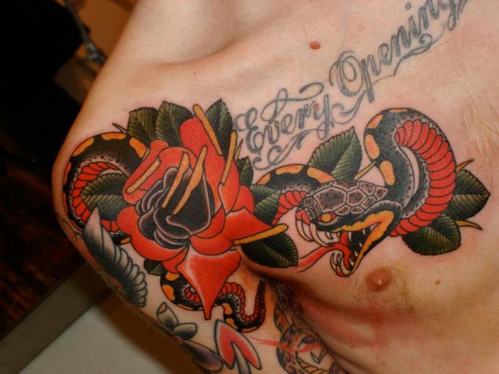 Schulter Schlangen Brust Old School Tattoo von Analog Tattoo