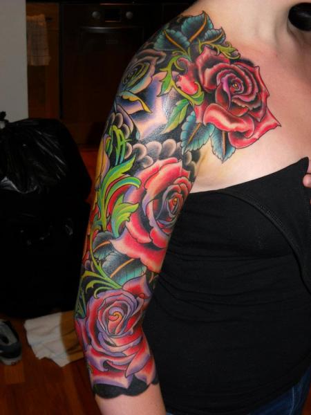 Tatuaje Hombro Brazo Flor Rosa por Analog Tattoo