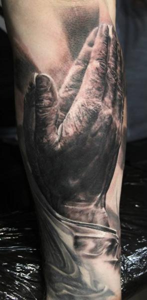 Tatuaje Brazo Manos Rezando por Ivan Yug