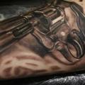 tatuaje Brazo Realista Pistola por Ivan Yug