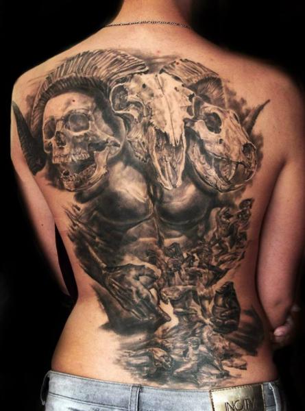 Fantasie Totenkopf Rücken Monster Tattoo von Ivan Yug