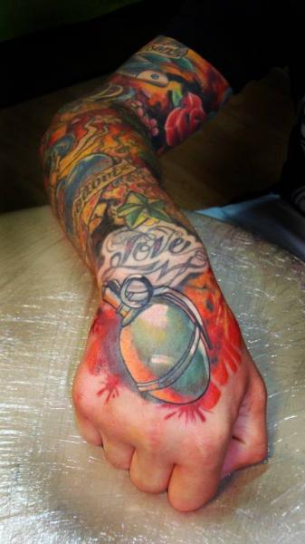 Hand Bombe Tattoo von Ivan Yug
