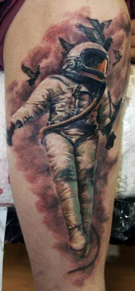 Schulter Realistische Vogel Astronaut Tattoo von Ivan Yug