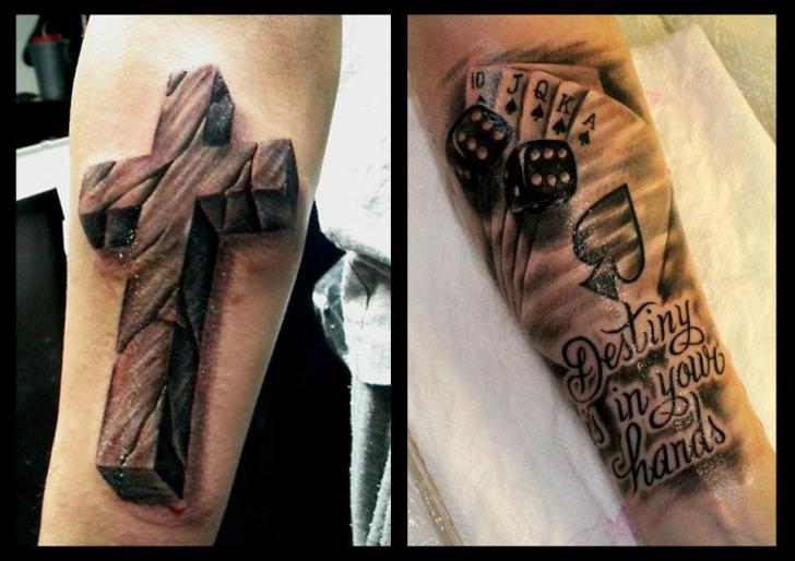 Tatuaggio Braccio Croce Dadi Asso Picche 3d di Delirium Tattoo