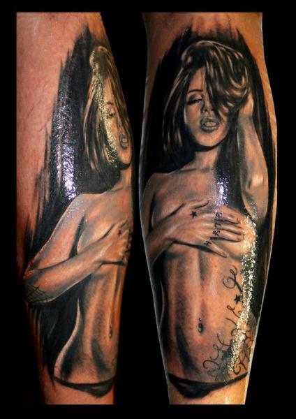 Tatuaje Brazo Realista Mujer por Delirium Tattoo