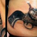 tatuaggio Realistici Fianco Pistola Microfono di Delirium Tattoo