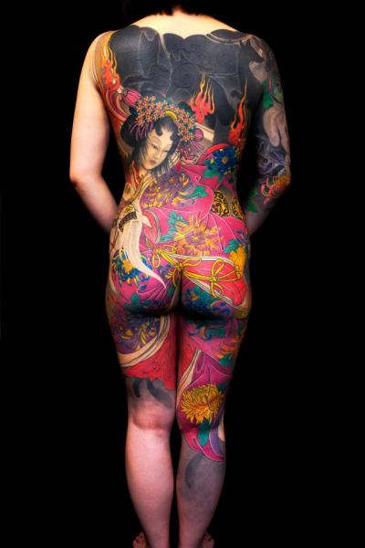 Tatuaje Japoneses Mujer Espalda Flores por Yellow Blaze Tattoo