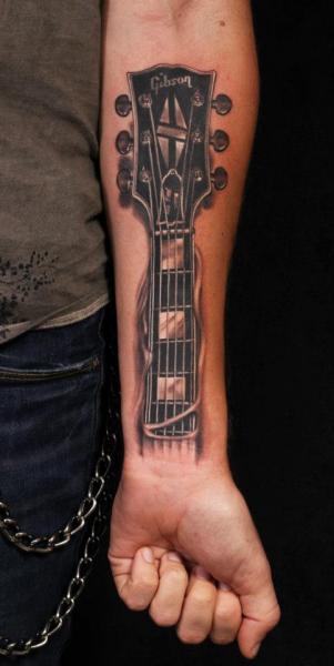 Tatouage Bras Réaliste Guitare par Heidi Hay Tattoo