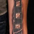 tatuaje Brazo Realista Guitarra por Heidi Hay Tattoo