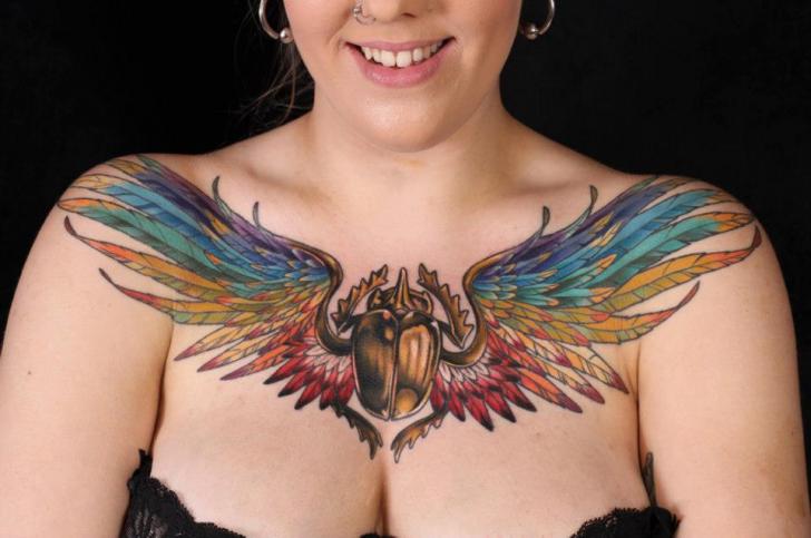 Tatuaje Escarbar Alas Pecho por Heidi Hay Tattoo