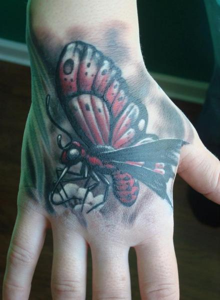 Tatuaje Realista Mano Mariposa por Heidi Hay Tattoo