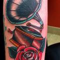 Arm New School Blumen Grammophon tattoo von Da Vinci Tattoo