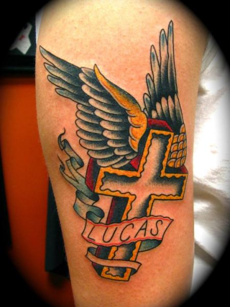 Arm Old School Flügel Crux Tattoo von Da Vinci Tattoo