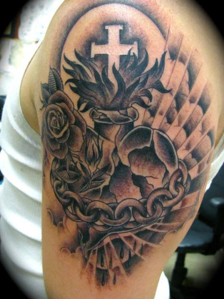 Tatuaggio Spalla Cuore Religiosi di Da Vinci Tattoo