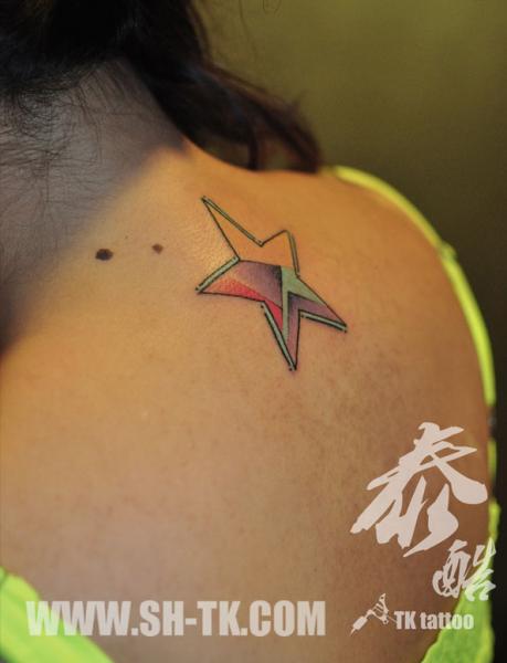 Tatuaje Estrella Espalda por SH TH