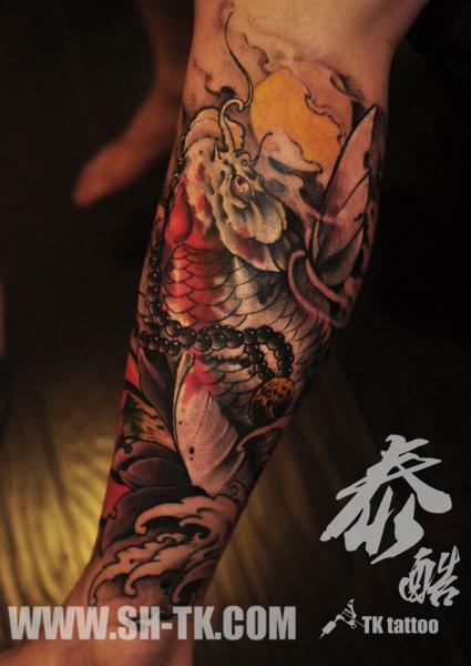 Tatuaje Pierna Japoneses Carpa por SH TH