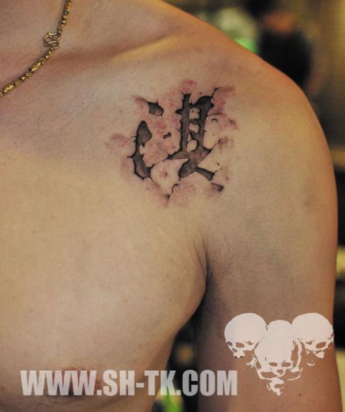 Tatuaggio Spalla Scritte 3d di SH TH