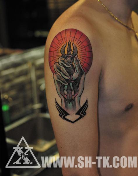 Tatuaje Hombro Mano Llama por SH TH