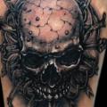 tatuaje Brazo Cráneo por Heihuotang Tattoo