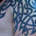 Schulter Tribal tattoo von Heihuotang Tattoo