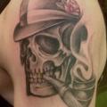 Schulter Totenkopf Hut tattoo von GL Tattoo