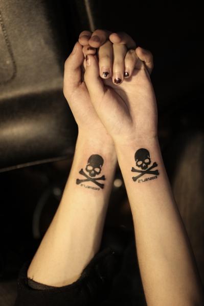Tatuaje Brazo Cráneo Hueso por GZ Tattoo